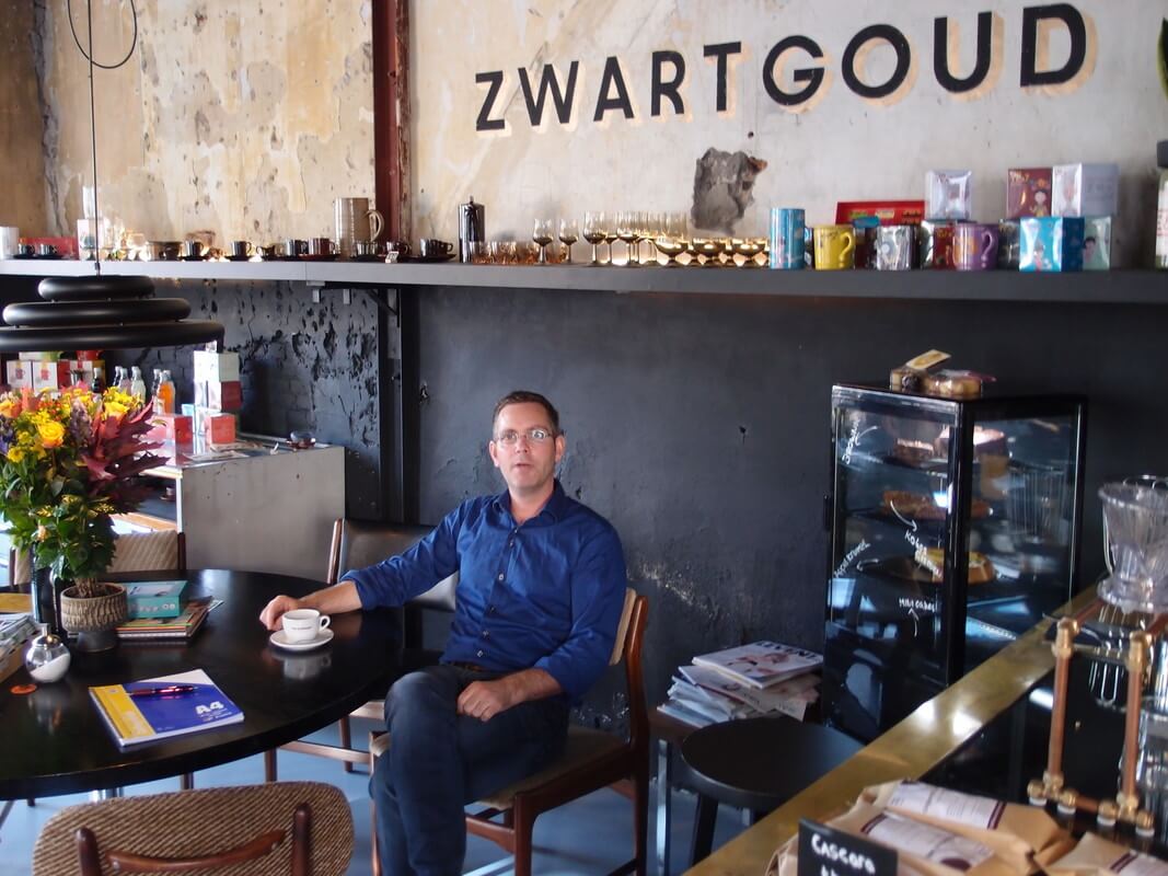 Fred Hildebrand in zijn toenmalige koffiezaak Zwart Goud. Foto: Nieuws030