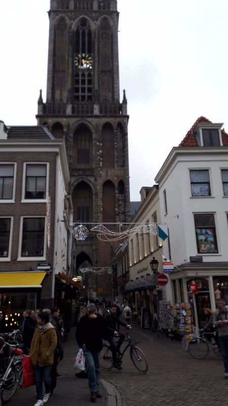 De Servetstraat tussen Vismarkt en Domtoren is dé toeristische hotspot in Utrecht