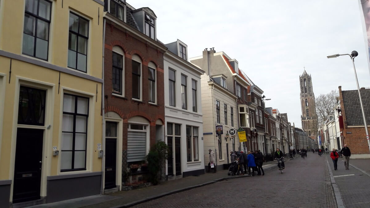 Wonen in de binnenstad, zoals hier aan de Lange Nieuwstraat, is maar voor weinigen weggelegd. Foto: Nieuws030