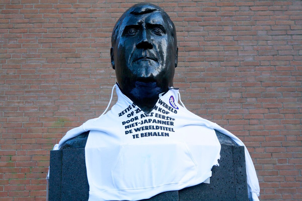 Het beeld van Anton Geesink draagt een shirt. Foto: Ton van den Berg