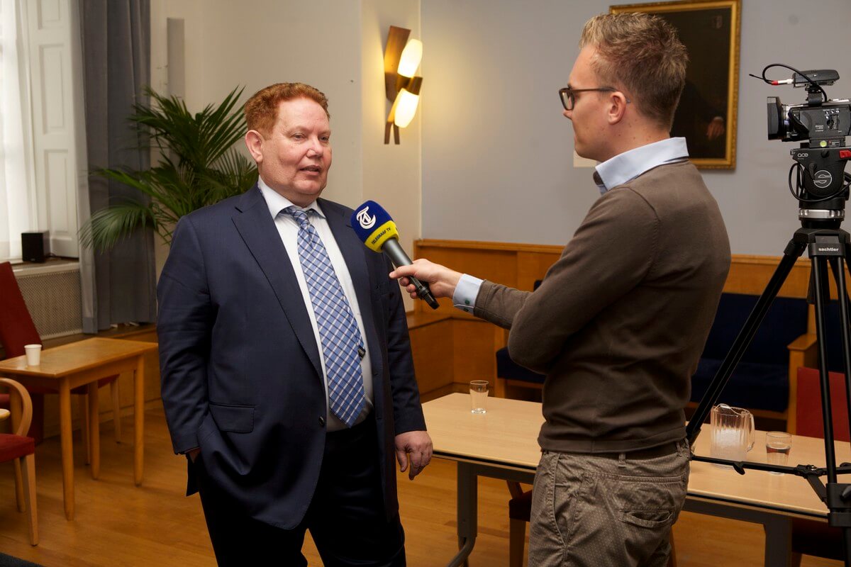 Wim Oostveen (Stadsbelang) voor de microfoon van De Telegraaf. Foto: Ton van den Berg