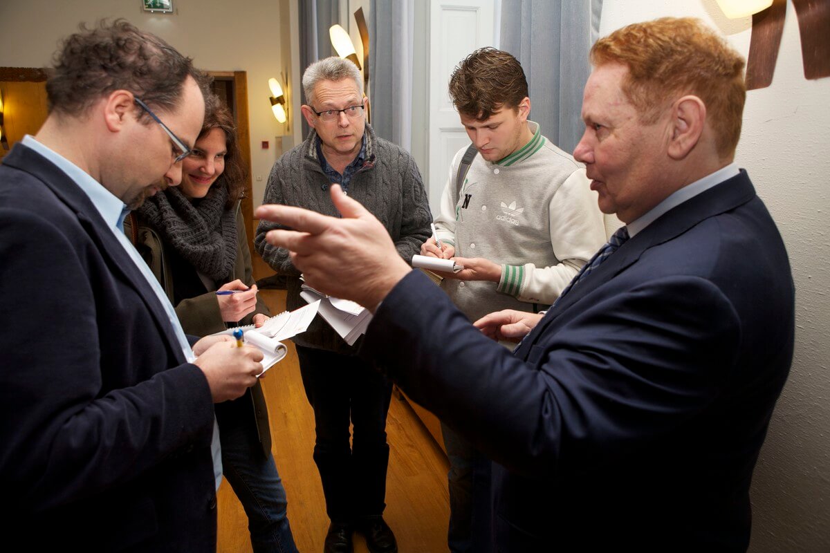 Raadslid en projectontwikkelaar Oostveen geeft journalisten commentaar. Foto: Ton van den Berg