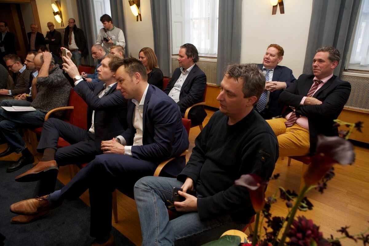 Politici luisteren naar de commissie, vooraan rechts Peter Corler (GroenLinks) en naast hem Klaas Verschuure (D66). Op de achterste bank Wim Oostveen en Cees Bos (Stadsbelang Utrecht). Foto: Ton van den Berg
