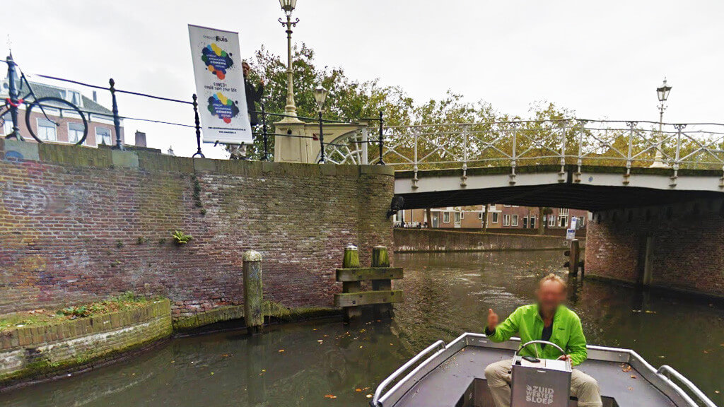 Het logo van het Comedyfestival langs de grachten van Utrecht. Foto's: Comedyhuis en Google Maps