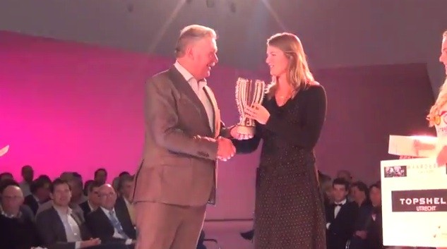 Dafne Schippers krijgt de sportprijs Utrecht uit handen van FC-Utrecht-eigenaar Frans van Seumeren. Foto: W. Hendriks