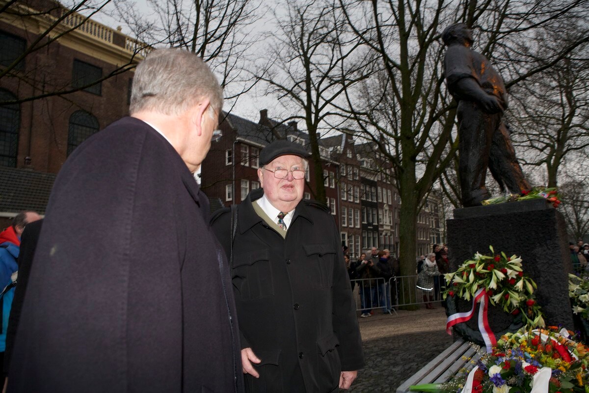 Hoogenberg en burgemeester van Zanen bij de Dokwerker. Foto: Ton van den Berg