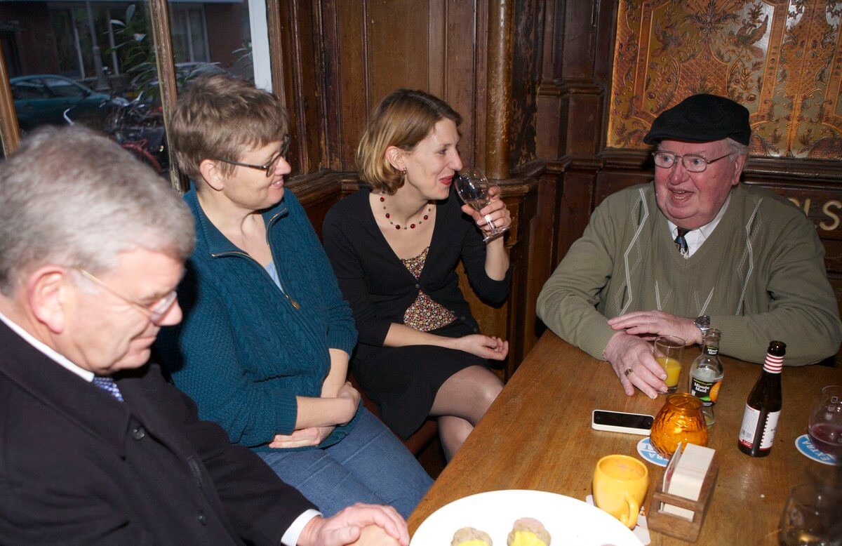 Oud CPN'er Hoogenberg spreekt en Sanne Scholten, Heleen de Boer en Jan van Zanen luisteren. Foto: Ton van den Berg