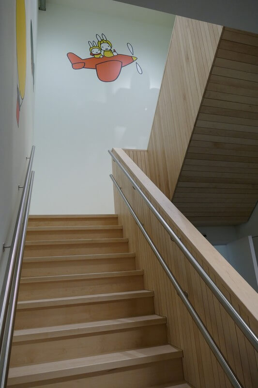 De trap in het Nijntjemuseum heeft aparte handreling voor kinderen. Foto: Ton van den Berg