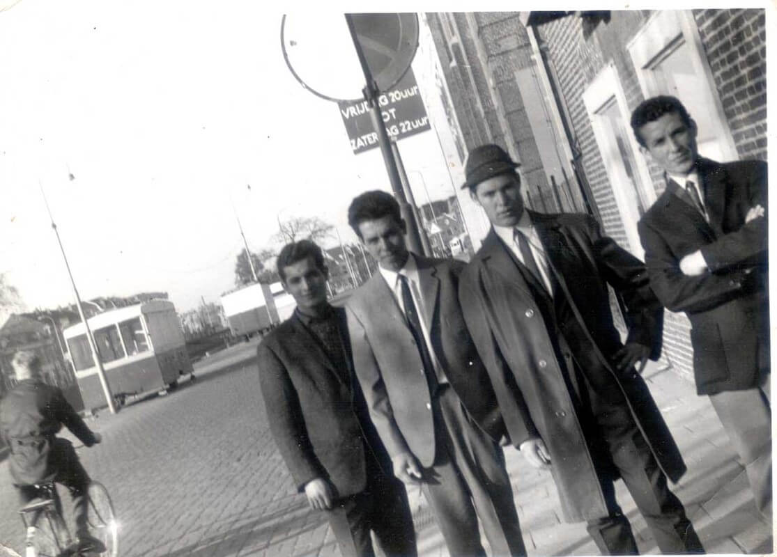 Aziz met Marokkaanse vrienden op de Catharijnekade.