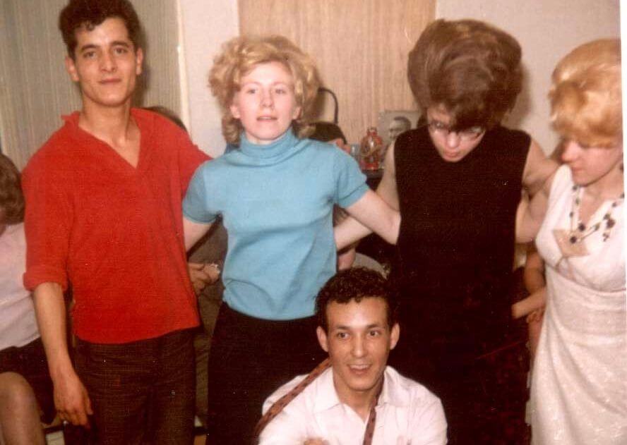 Aziz (gehurkt) op verlovingsfeest met Jannie en haar zussen. Foto: archief