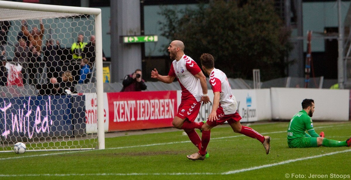 Boymans juicht bij zijn tweede goal, doelman Lamprou is verslagen. Foto: Jeroen Stoops