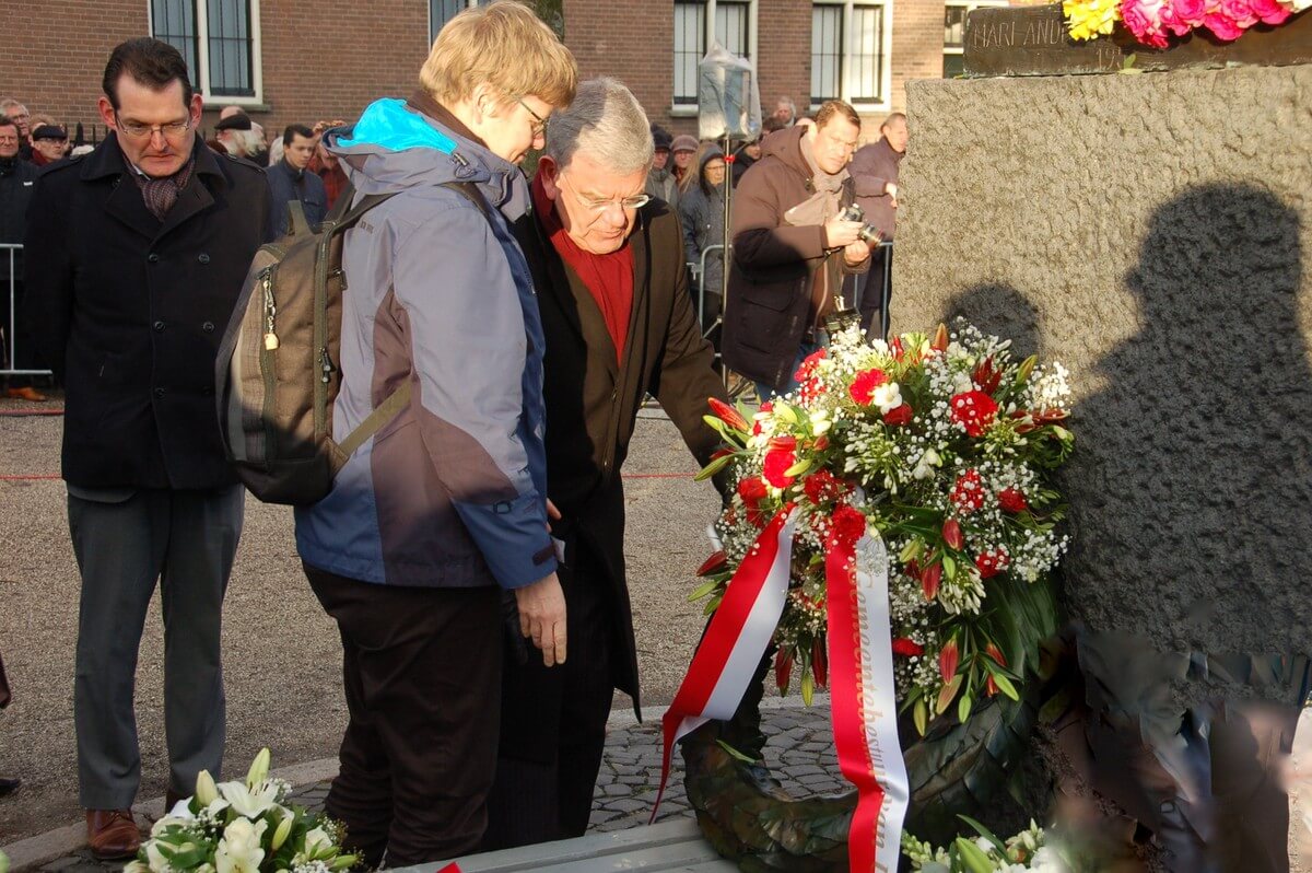 Burgemeester Van Zanen en Heleen de Boer (GroenLinks) leggen de krans. Links Ruben Post (PvdA). Foto: Serko Hoogendoorn