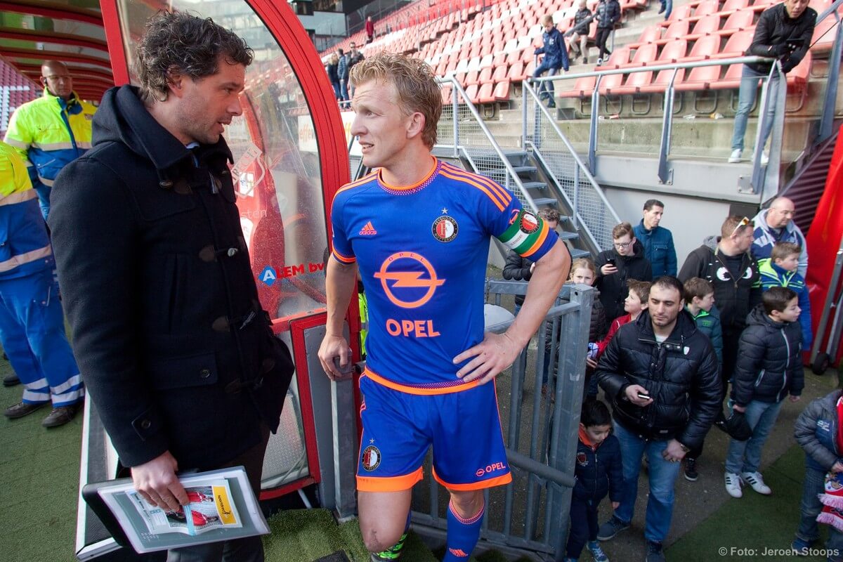 Utrecht-trainer De Jong praat na met Feijenoorder Kuyt. Foto: Jeroen Stoops