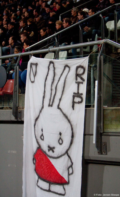 Eerbetoon aan Dick Bruna van supporters FC Utrecht. Foto: Jeroen Stoops