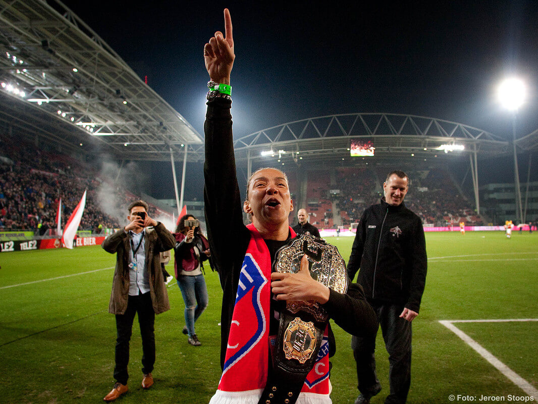 De uitgelaten wereldkampioen mixed martial arts Germaine de Randamie tijdens haar ererondje in Galgenwaard. Foto: Jeroen Stoops