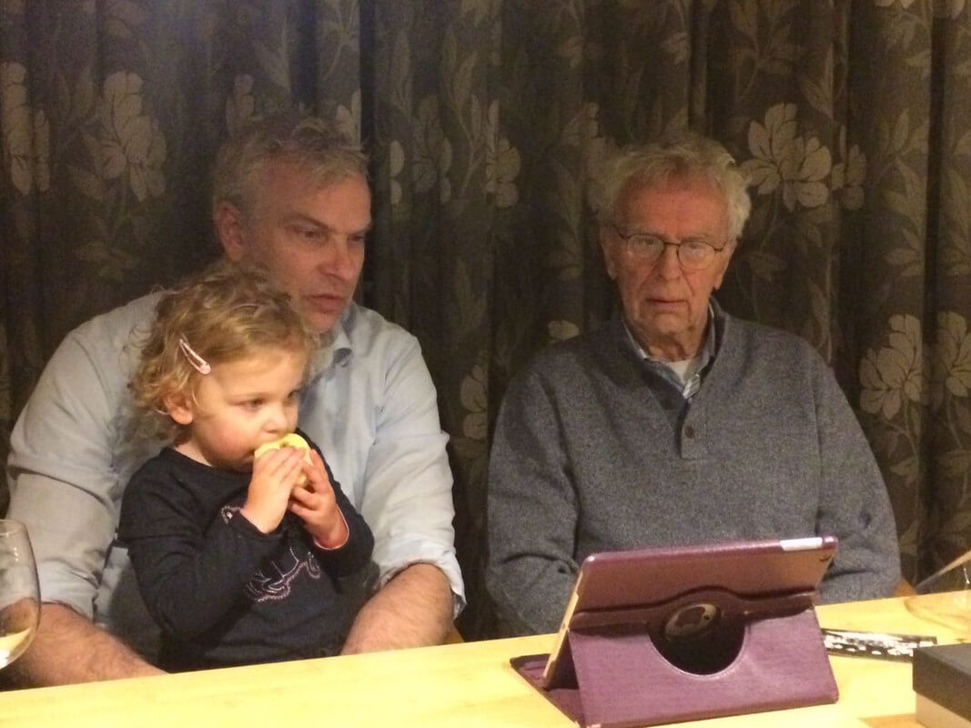 Voetbal kijken via de I-pad met de jarige Hans van Echtelt (rechts). Foto: HvE