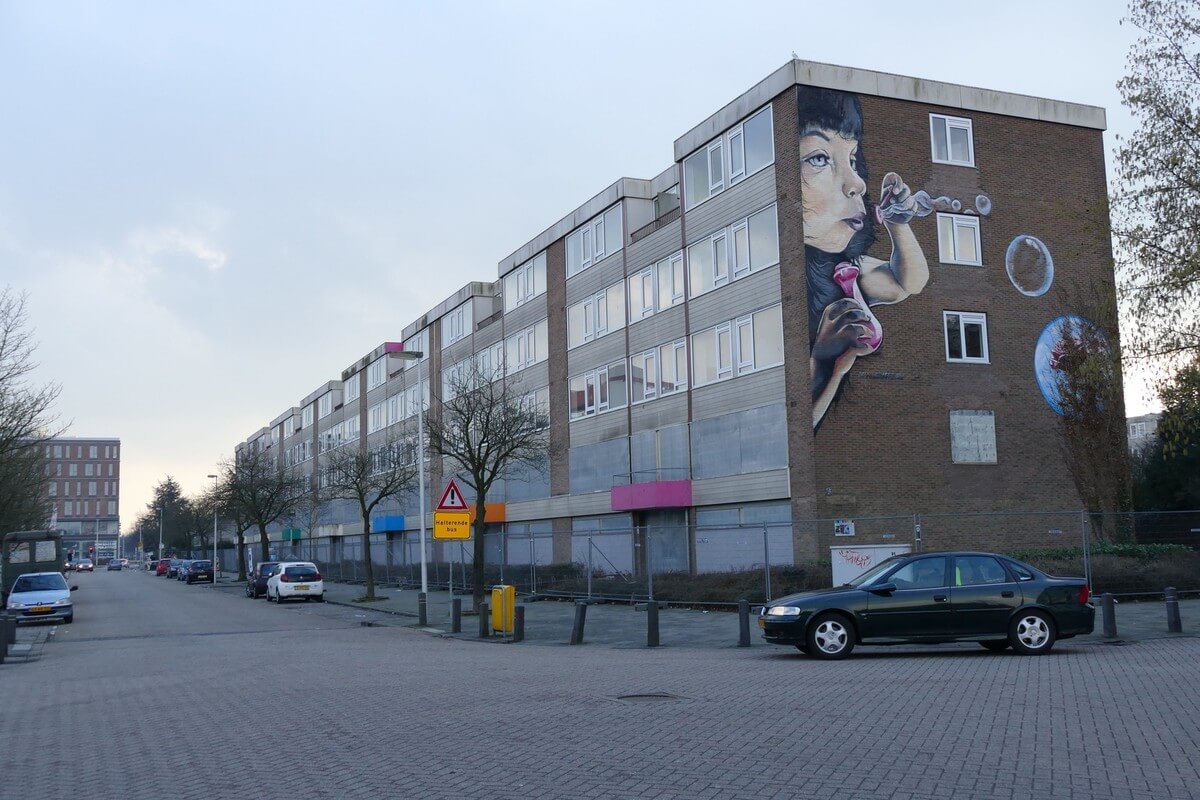 Een van de flats op Kanaleneiland. Foto: Ton van den Berg