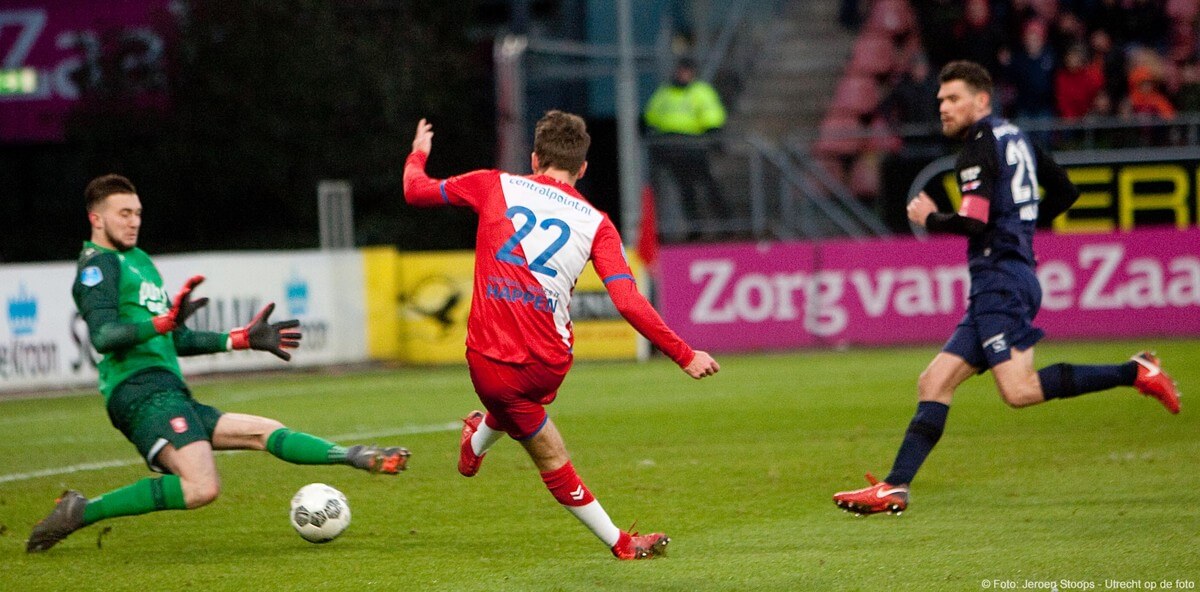 ...en schiet de bevijdende 2-1 binnen.