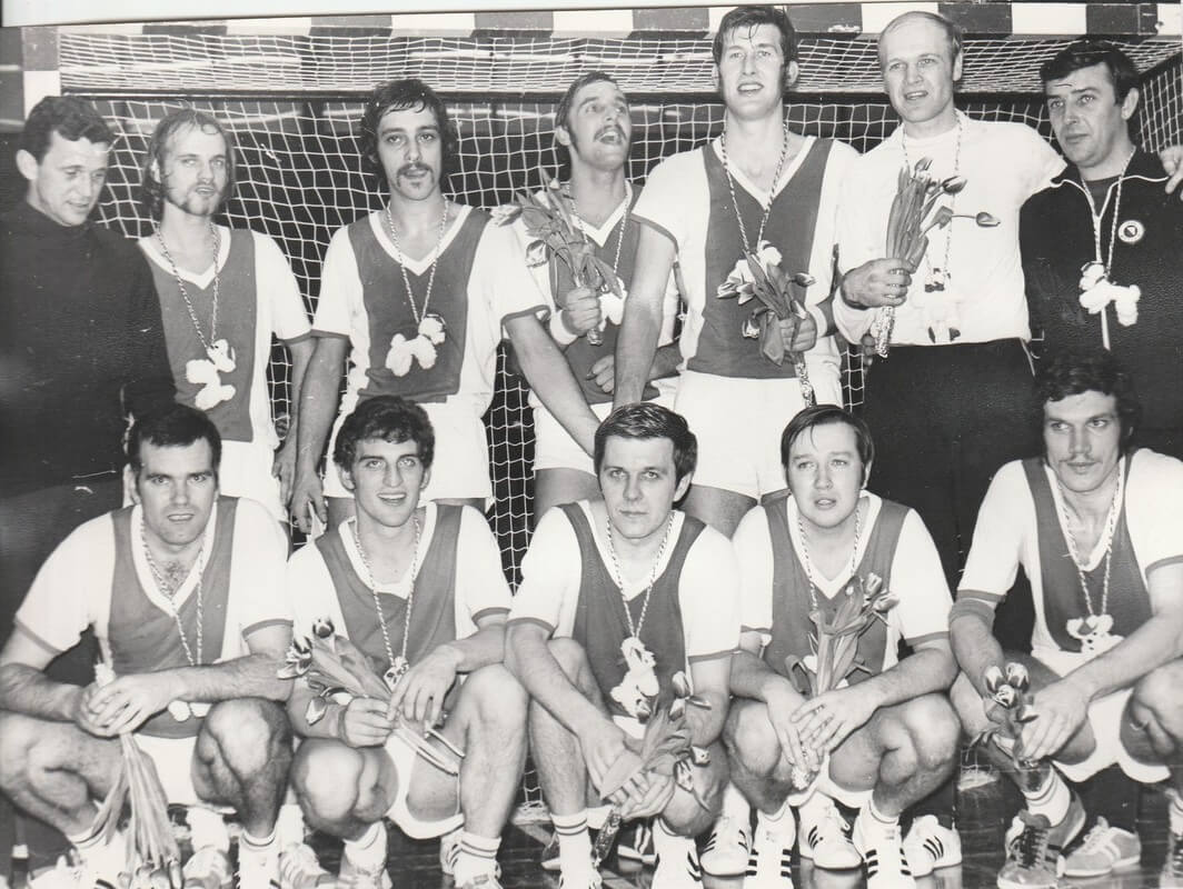 Kampioen met Attilla, Harrie Schrik is helemaal linksonder te zien. Foto: familiearchief