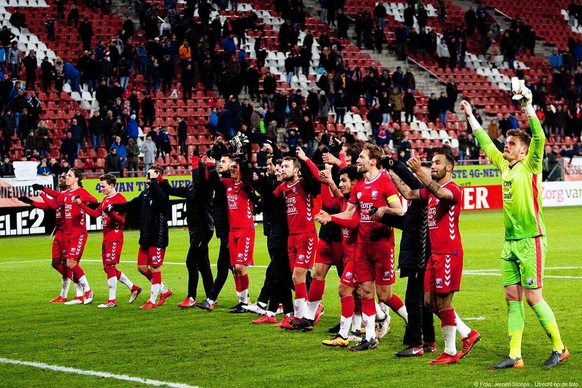 En andersom omarmde het elftal de twaalfde man. Foto: Jeroen Stoops