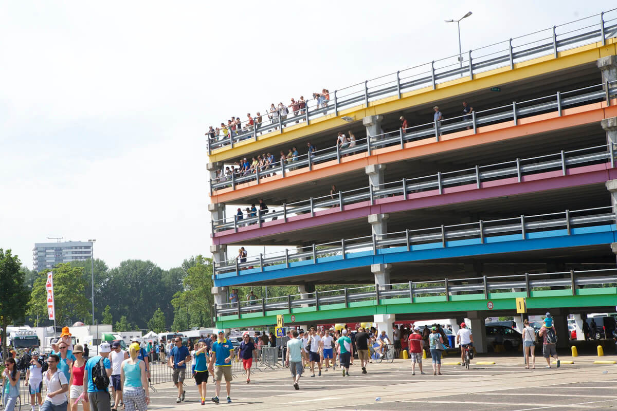 Toeschouwers tot op de parkeergarage van de Jaarbeurs. Foto: Ton van den Berg