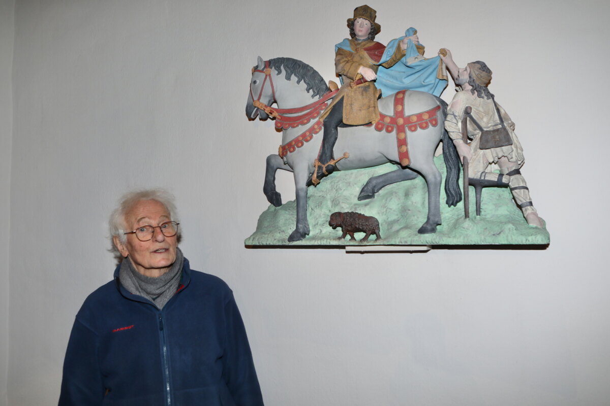 Biem Lap bij de replica van het Sint Maartensbeeld. Foto: Ton van den Berg