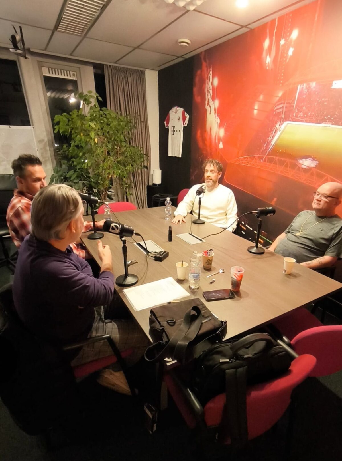 In de studio van de podcast Zondag is Ons Daggie