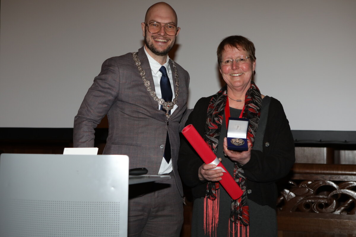 Wethouder Dennis de Vries en Domkerkgids Arja van Veldhuizen. Foto: Ton van den Berg