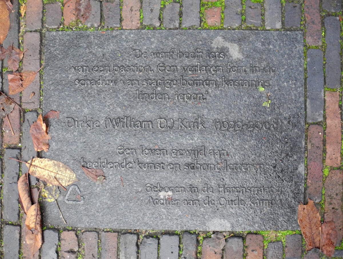 De plaquette op de Paulusbrug: 'De werf heeft iets van een bastion. Een verlaten fort in de schaduw van statige bomen, kastanjes, linden, iepen' (JvW)