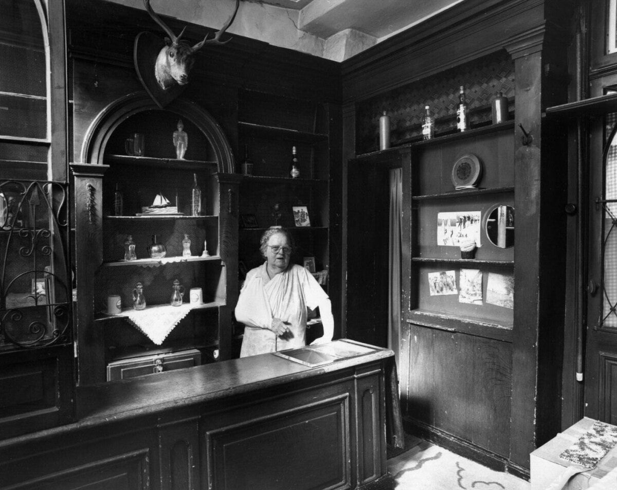 Café Van der Wielen in 1993, met de eigenaresse mevrouw C. van der Wielen achter de tapkast. Foto: Het Utrechts Archief