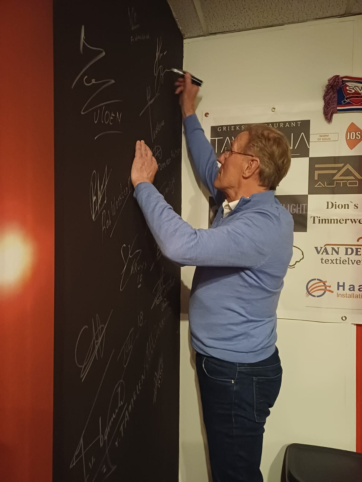 Hans van Breukelen zet zijn handtekening.