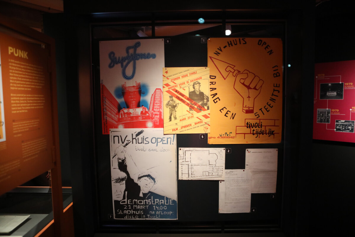 In de expositieruimte (TvdB)