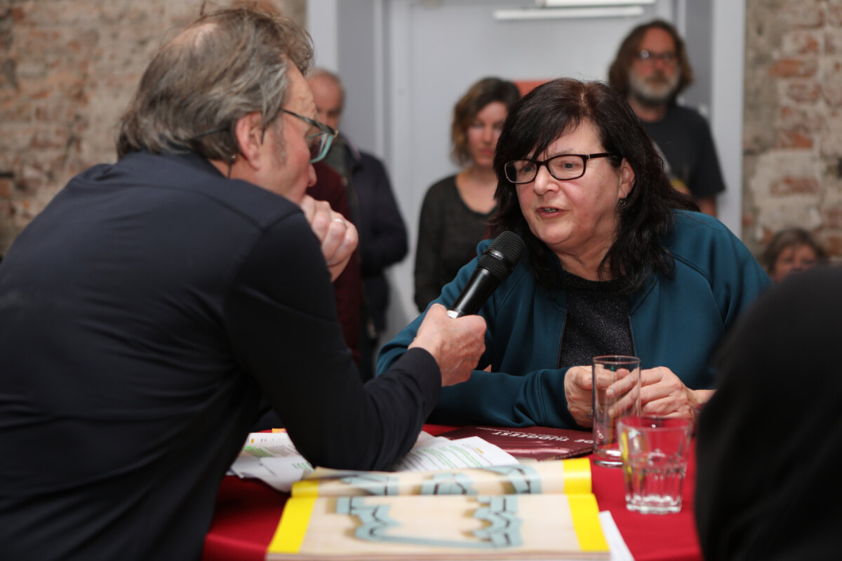 Margriet van Kraats bij de microfoon van Grimbergen (TvdB)