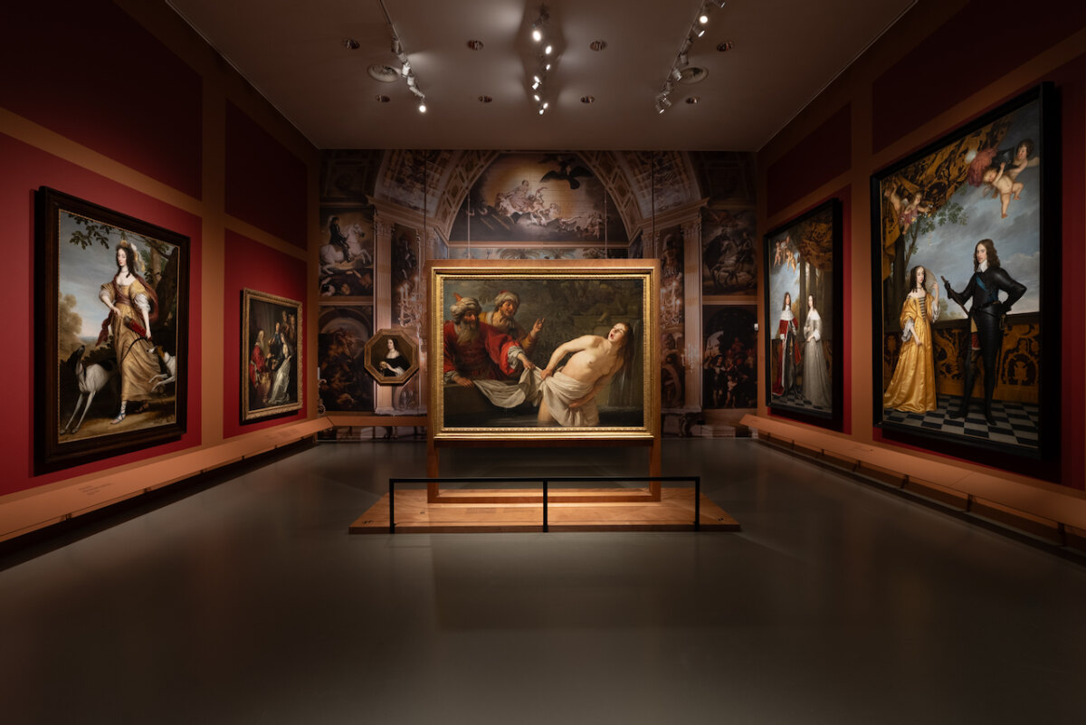 Het schilderij Suzanna en de ouderlingen tussen de formele staatsieportretten. Foto: Almichael Fraay