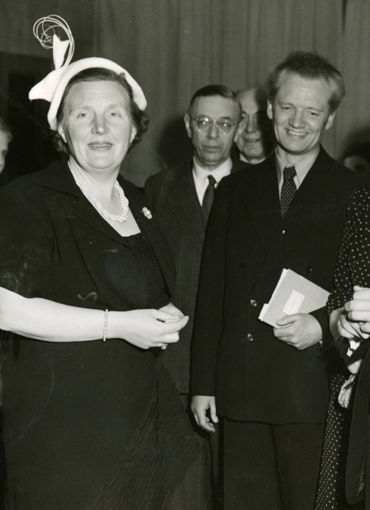 Yge Foppema met Koningin Juliana bij de opening van de tentoonstelling 'Gedrukt in Verdrukking' in het Haags Gemeentemuseum in 1951. Foto: Haags Gemeentearchief