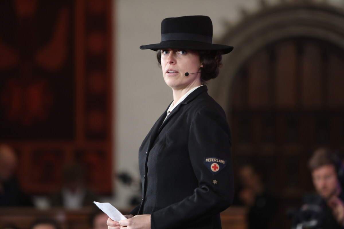 Centraal in de Domkerk stond Loes van Overeem (hier uitgebeeld door actrice Nina Goedegebure), de Rode Kruismedewerkster die in 1945 de bevrijding aankondigde in Kamp Amersfoort.