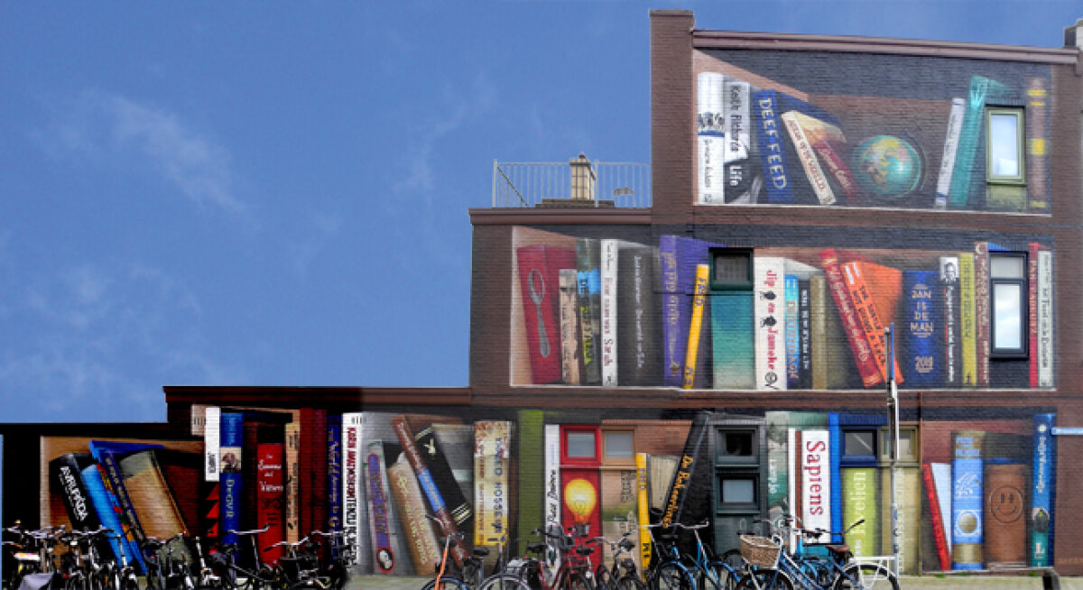 De muurschildering van een boekenkast aan de Amsterdamsestraatweg.