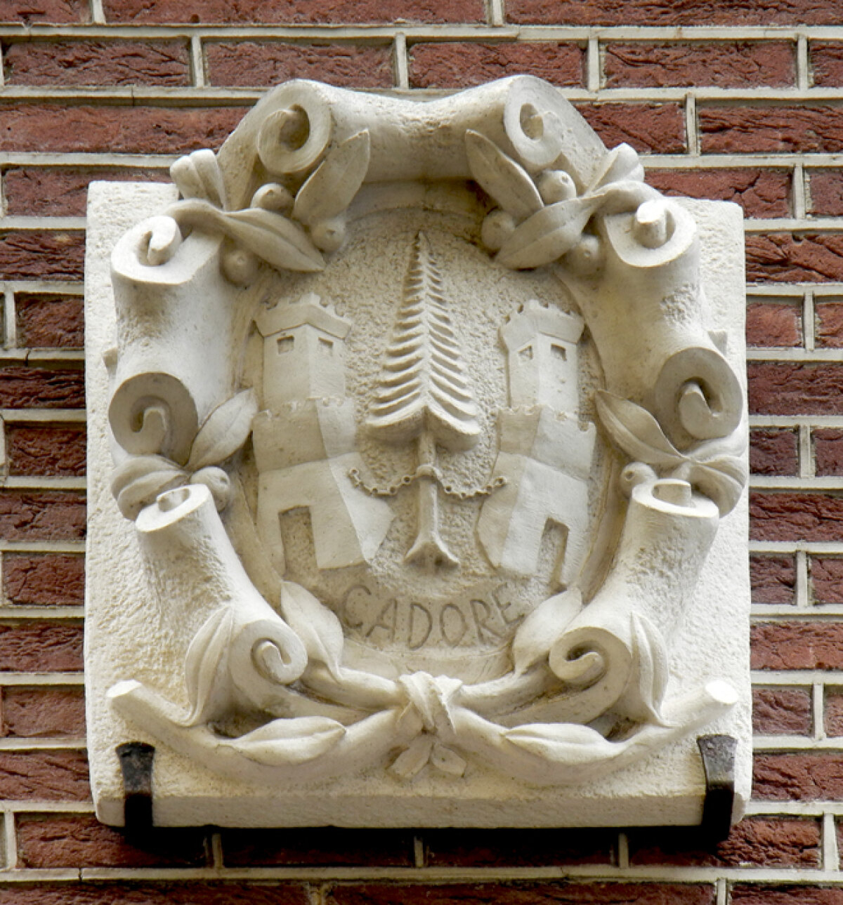 Aan de gevel hangt van het Venezia-pand hangt het stadswapen van Pieve di Cadore, de plaats waar Italo is opgegroeid.