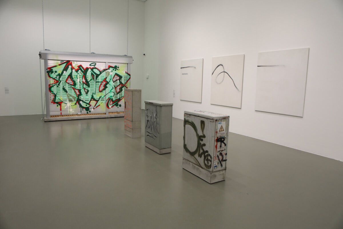 Deel van de tentoonstelling met o.a. drie elektriciteitskastjes. Foto: Ton van den Berg