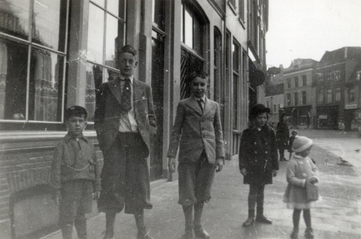 De kinderen Hoeijenbos voor de graanhandel. Foto: HUA