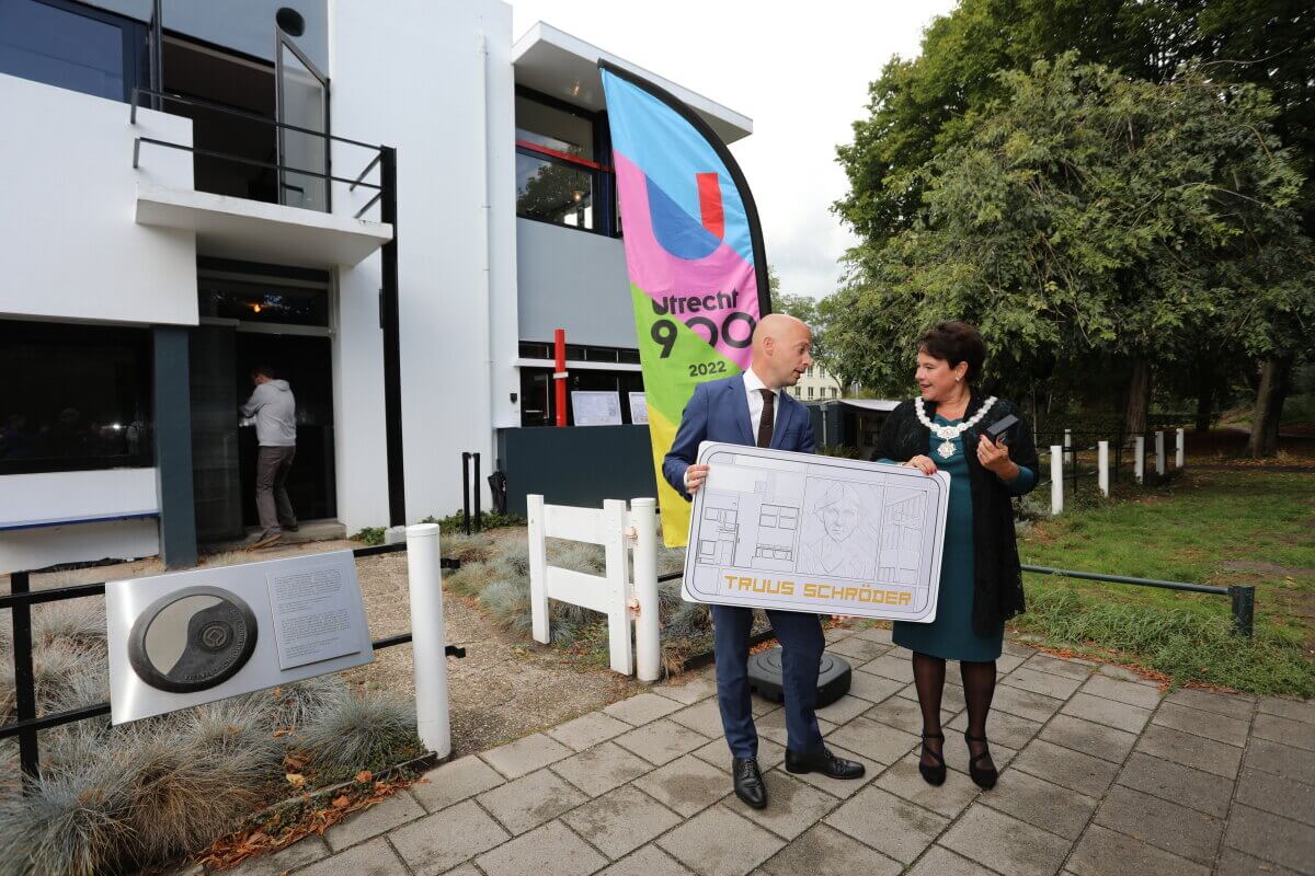 Muntmeester Bert van Ravenswaaij geeft een kopie van een van de zilverbaren aan burgemeester Dijksma. Foto: Ton van den Berg