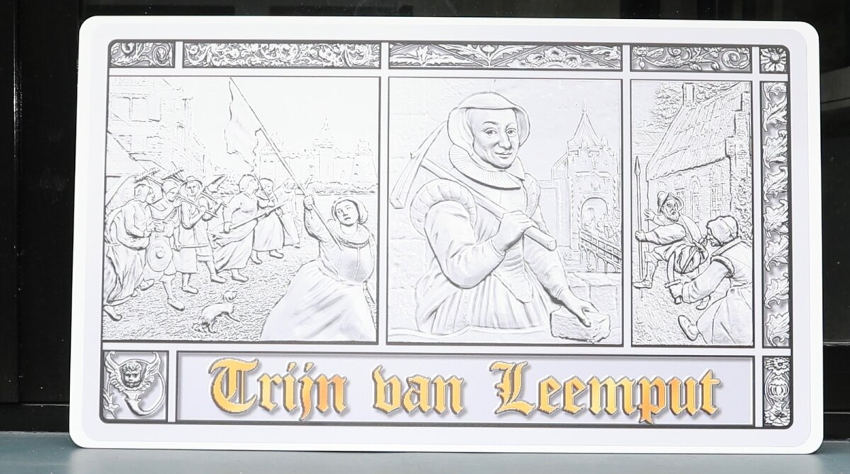 Voorbeeld van de zilverbaar met daarop Trijn van Leemput. De werkelijk grootte is ca 6 x 4 cm.