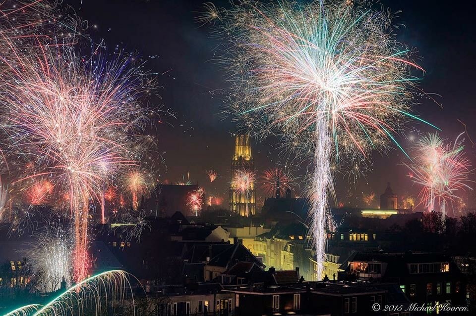 Vuurwerk boven Utrecht gezien vanaf het Hoog Hiemstragebouw. Foto: Michael Kooren