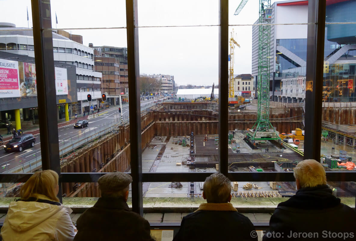 Kijkers op de bouwput aan de Catharijnesingel en Rijnkade. Foto: Jeroen Stoops