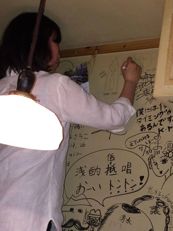 Izumi Ito aan het werk.