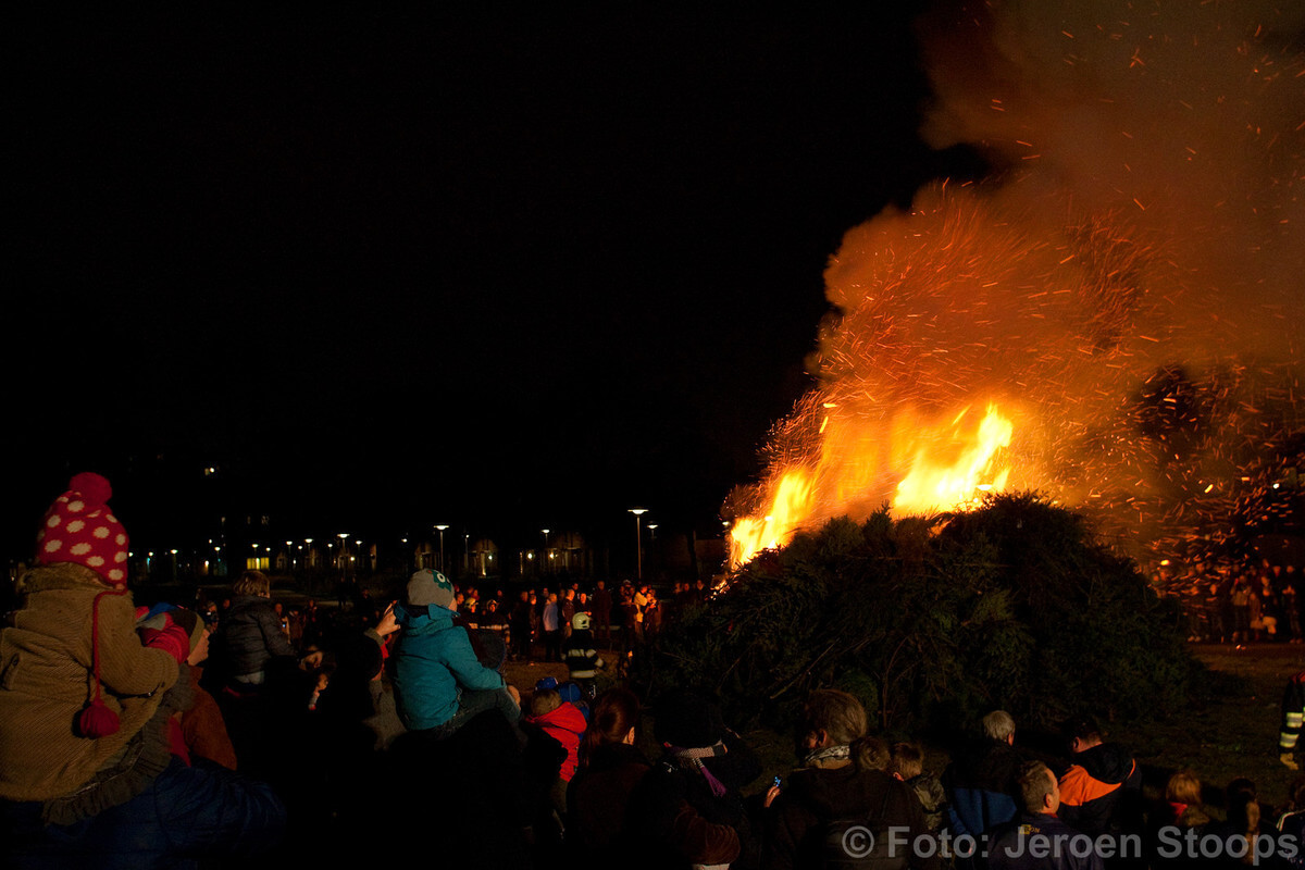 De kerstbomenverbranding in Zuilen. Foto: Jeroen Stoops
