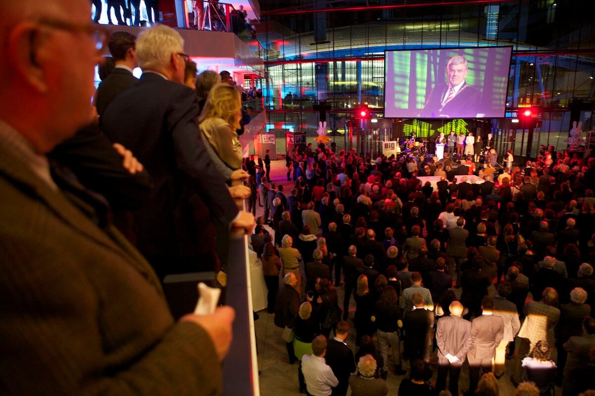 De hal van het Stadskantoor als locatie voor de Nieuwjaarsreceptie van de gemeente. Foto: Ton van den Berg