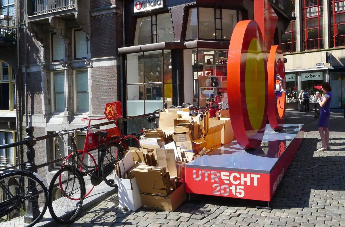 De berg karton en papier ontsiert het Tourlogo op de Stadhuisbrug. Foto: Ton van den Berg