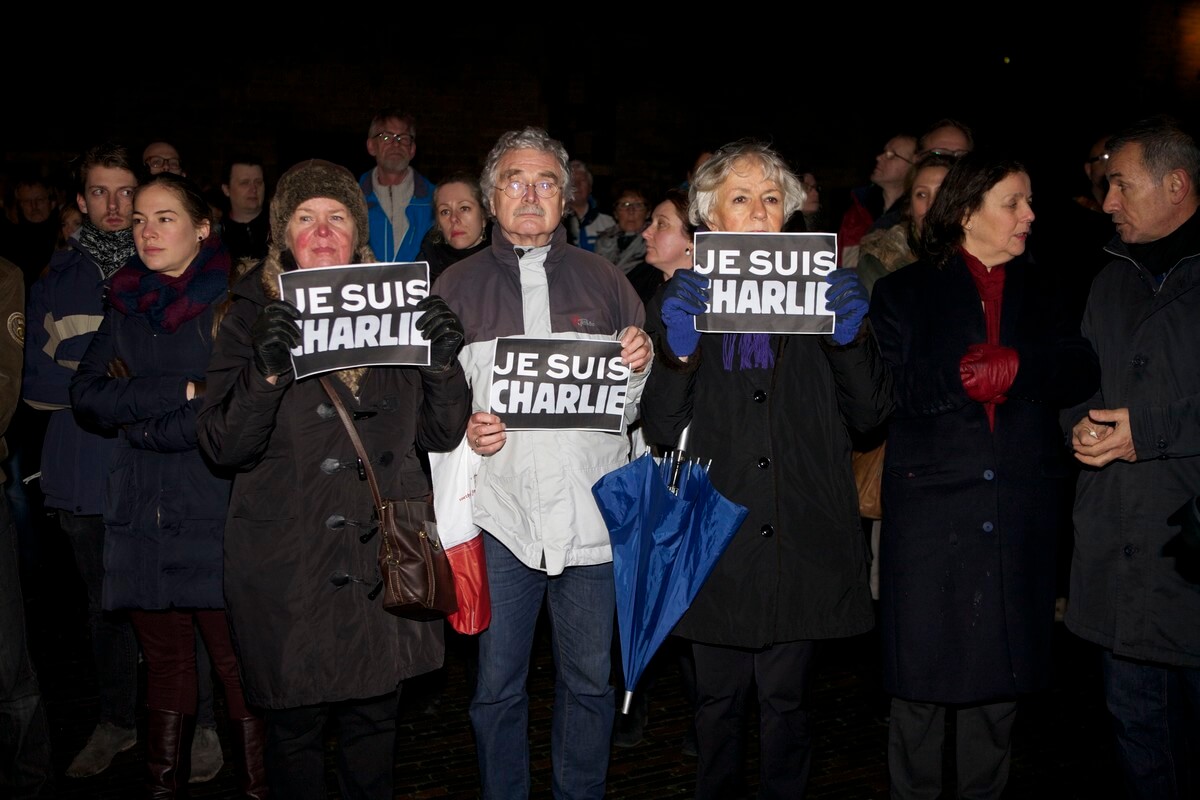 Bezoekers aan de bijeenkomst op het Domplein donderdagavond. Foto: Ton van den Berg