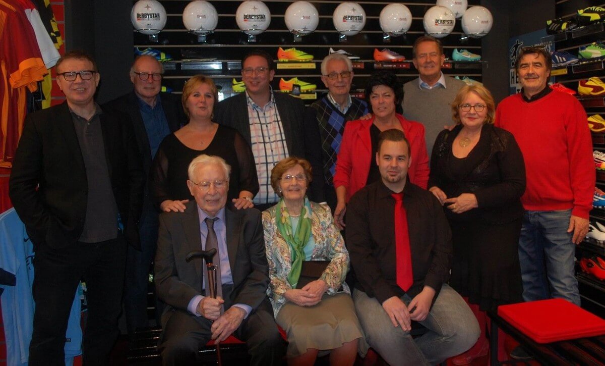 Personeel en oud-medewerkers van sporthuis Henk Temming. Foto: Sporthuis Temming